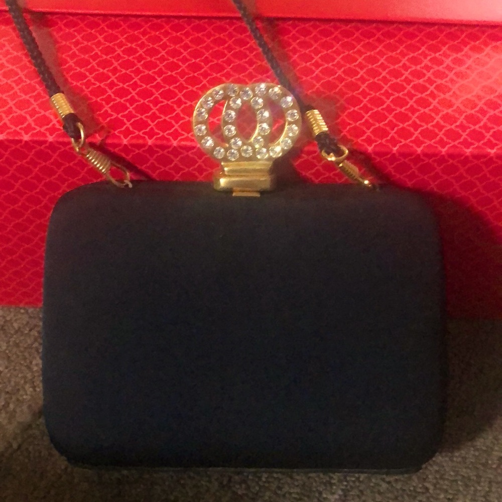 Vintage clutch with removable strap
